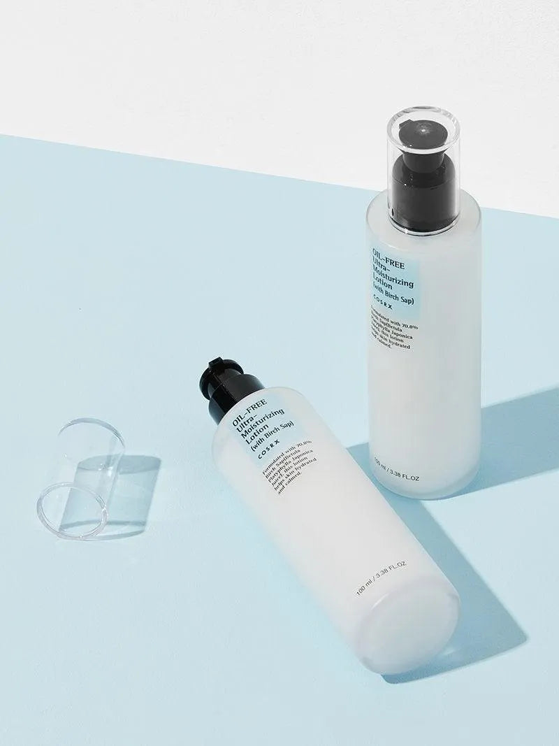 COSRX Oil-Free Ultra-Moisturizing Lotion bottles on a light blue surface, Korean skincare Nederland