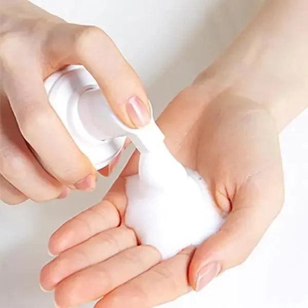 Dispensing Soon Jung pH 6.5 Whip Cleanser foam, Korean skincare Nederland product