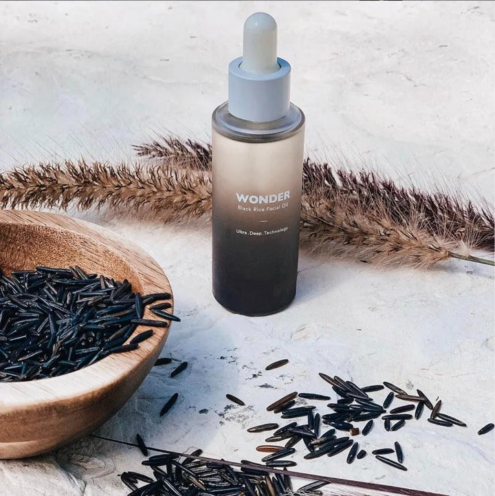 Haruharu Wonder Black Rice Facial Oil with dropper bottle, black rice in wooden bowl, Korean skincare Groningen