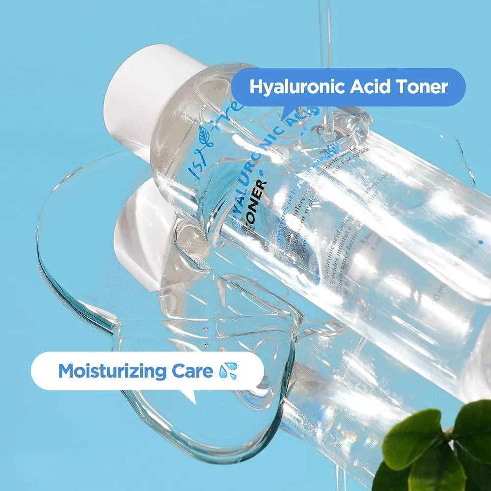 Isntree Hyaluronic Acid Toner bottle on glass with water drops, Korean skincare Nederland