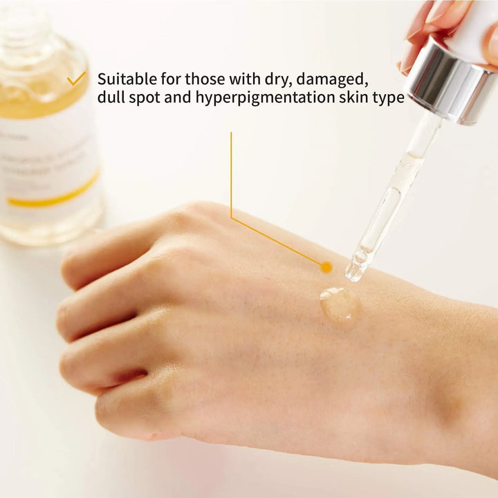 Applying iUNIK Propolis Vitamin Synergy Serum on hand, Korean skincare Nederland product.