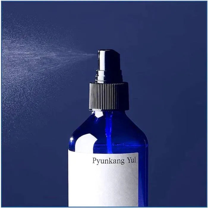 Pyunkang Yul mist toner spraying, blue bottle on navy background, Korean skincare Nederland