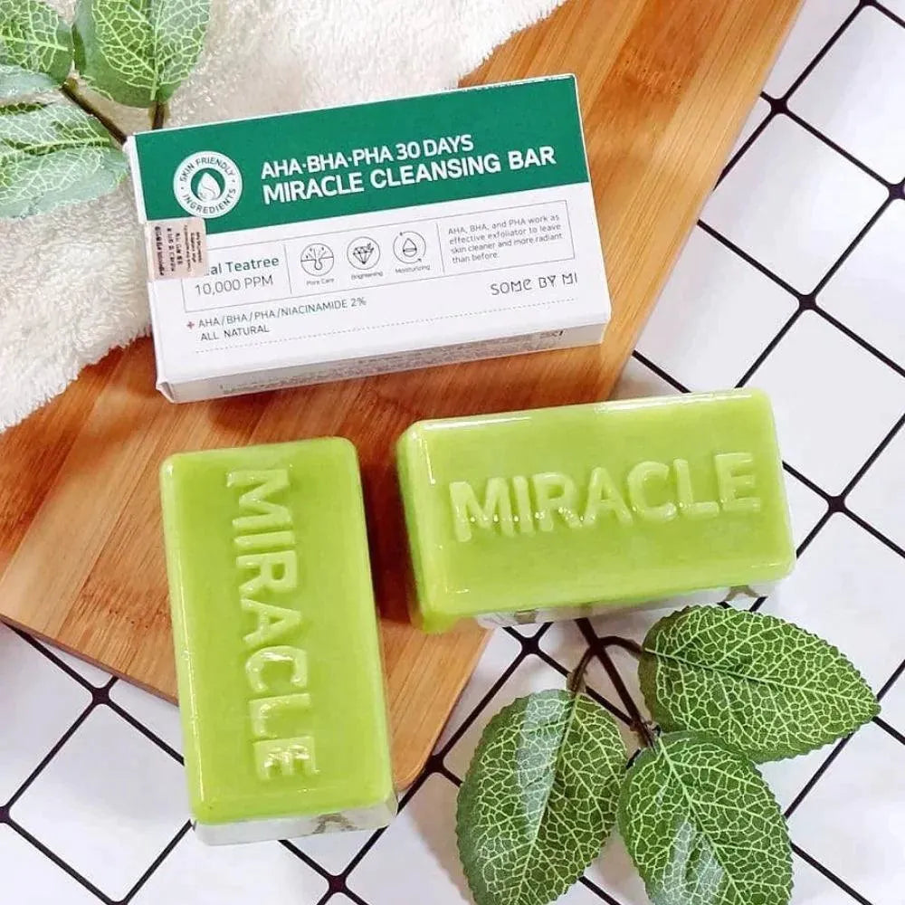 Some By Mi AHA BHA PHA 30 Days Miracle Cleansing Bar green soap and box on a wooden tray, Korean skincare Nederland at Me Time Groningen.